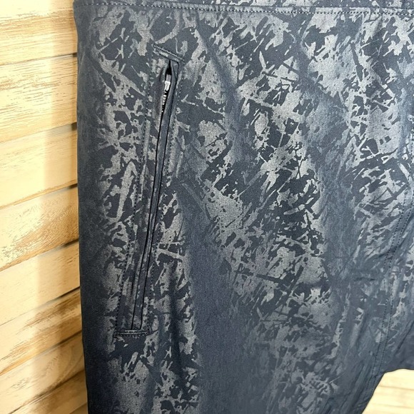 Orvis Women's L Travel Skort Shattered Glass Embossed Navy Built in Short NWT - Picture 7 of 12